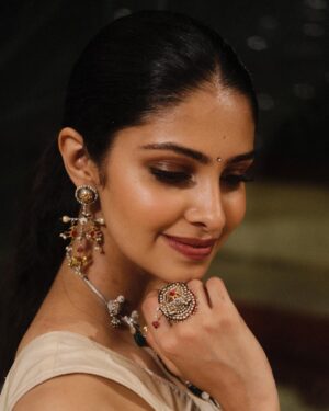 Manasa Varanasi Instagram - At my best friend’s wedding, blessed under the most incredible sky, wrapped in warm light, celebrating your special moment @ngollapalli 😘

Wearing jewellery by @sheetalzaveribyvithaldas 🤍
Styled by @praptigarg 

#sunset #wedding