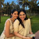Manasa Varanasi Instagram – At my best friend’s wedding, blessed under the most incredible sky, wrapped in warm light, celebrating your special moment @ngollapalli 😘

Wearing jewellery by @sheetalzaveribyvithaldas 🤍
Styled by @praptigarg 

#sunset #wedding Goa