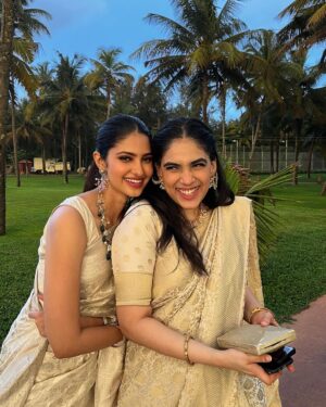 Manasa Varanasi Instagram - At my best friend’s wedding, blessed under the most incredible sky, wrapped in warm light, celebrating your special moment @ngollapalli 😘

Wearing jewellery by @sheetalzaveribyvithaldas 🤍
Styled by @praptigarg 

#sunset #wedding