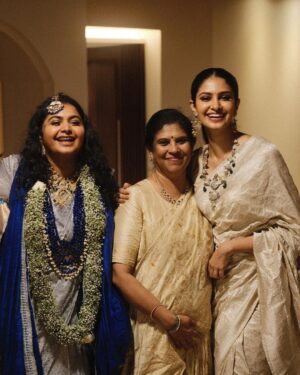 Manasa Varanasi Instagram - At my best friend’s wedding, blessed under the most incredible sky, wrapped in warm light, celebrating your special moment @ngollapalli 😘

Wearing jewellery by @sheetalzaveribyvithaldas 🤍
Styled by @praptigarg 

#sunset #wedding