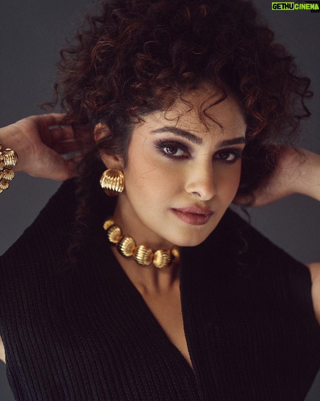 Manasa Varanasi Instagram - Curl lab chronicles ➿ Wearing @abhisheksharmastudio Accessories @amamajewels Styled by @keerthysampath 📸 @ishan.n.giri MUA @yalabo_makeup Hair styling @swethareddy.mandadi #stylescience