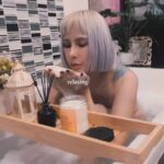 Manaswee Krittanookul Instagram – Happy New Year 2024🎇
Relaxing at home 🛁

บาธบอมบ์ (Bath Bomb) คือ สบู่สำหรับแช่ตัวในอ่างน้ำ เมื่อบาธบอมบ์โดนน้ำจะเปลี่ยนเป็นสบู่ที่มีฟอง พร้อมมอบกลิ่นหอมและฟองที่นุ่ม มี 3 กลิ่นให้เลือก เราใช้ Essential oil จากดอกไม้ธรรมชาติ 
Rosemary ดอกโรสแมรี่ (ผ้าลายสก็อตสีแดง) รักษาสิว ช่วยดูแลผิวกระจ่างใส
Lavender ดอกลาเวนเดอร์ (ผ้าลายสก็อตสีม่วง) ช่วยให้ผ่อนคลายหลับสบาย
Black Mustard (ผ้าลายสก็อตสีส้มเหลือง) ช่วยขจัดเซลล์ผิวที่เสื่อมสภาพออกไป เผยผิวใหม่ที่สวยขึ้น
.
ทั้ง 3 ชนิด  มีคุณสมบัติ เพื่อให้ร่างกายสดชื่น  ผ่อนคลาย  แบบสบายใจ Aroma จากน้ำมันหอม Essential oil ของธรรมชาติ ผสมผสาน น้ำมัน Olive oil ถนอมผิวให้ชุ่มชื่นจากการแช่ตัวในน้ำอุ่น ผ่อนคลายกล้ามเนื้อได้เป็นอย่างดี ถนอมทุกผิวสัมผัส อ่อนโยนค่ะ
@nokhealthso @lipbombzap