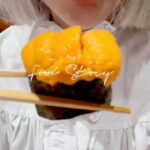 Manaswee Krittanookul Instagram - Vicki 👑birthday lunch 🍤🍣🍙 At นิกากุ (Nikaku) ร้านโอมากาเสะ เจ้าของรางวัลมิชลิน 2 ดาวจากคิตะคิวชู ประเทศญี่ปุ่น โดยเชฟเซตสึโอะ ฟูนาฮาชิ เราขอเสนอประสบการณ์สุดพิเศษให้คุณได้ลิ้มรสโอมากาเสะพร้อมปลาแบบสดใหม่ที่ส่งตรงจากช่องแคบคันมนและทะเลรอบๆเกาะคิวชู นิกากุยึดมั่นในความสดใหม่ของปลา ซึ่งเป็นปัจจัยหลักของซูชิสไตล์เอโดะ (Edomae) นั่นจึงเป็นเหตุผลหลักที่เราใส่ใจเลือกสรรและให้ความสำคัญต่อความสดของปลาชนิดต่างๆ ที่นำมาทำซูชิ ❘ Nikaku Bangkok ❘ โอมากาเสะ 20 คอร์ส ราคา 7,500 บาท++ / ท่าน 📍โรงแรม W Bangkok ชั้น G จองที่นั่ง: https://www.nikakubangkok.com/reservation โทร: +66 (0)80-732-2338 ❘ เวลาทำการ ❘ เปิดทุกวันพฤหัสบดี ถึง วันอังคาร (หยุดทุกวันจันทร์) รอบเที่ยง 12:00 น. รอบเย็น 17:30 น. และ 20:00 น. #nikakubangkok #japaneserestaurant #michelinguidethailand Nikaku Bangkok, 🏆MICHELIN Guide 2024, serves authentic Edomae sushi with freshly sourced fishes from the Kanmon Straits Japan. Omakase menu presented by Executive Chef Setsuo Funahashi from Nikaku Japan, 2 MICHELIN-Starred omakase restaurant in Kitakyushu. ❘ Nikaku Bangkok ❘ Omakase 20 Courses 7,500 THB++ / per person 📍W Bangkok G Floor Reservation: https://www.nikakubangkok.com/reservation Tel: +66 (0)80-732-2338 ❘ Open Hours ❘ Thursday to Tuesday Lunch 12:00 Dinner 17:30 / 20:00 #nikakubangkok #japaneserestaurant #michelinguidethailand