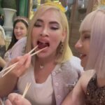 Manaswee Krittanookul Instagram - แสบ เปรี้ยว ซ่า เริ่ด สุดติ่ง รวมทั้งหมดอยู่ในคนเดียวกัน 🤣🤣🤣 @khaopod 👑♥️ birthday girl