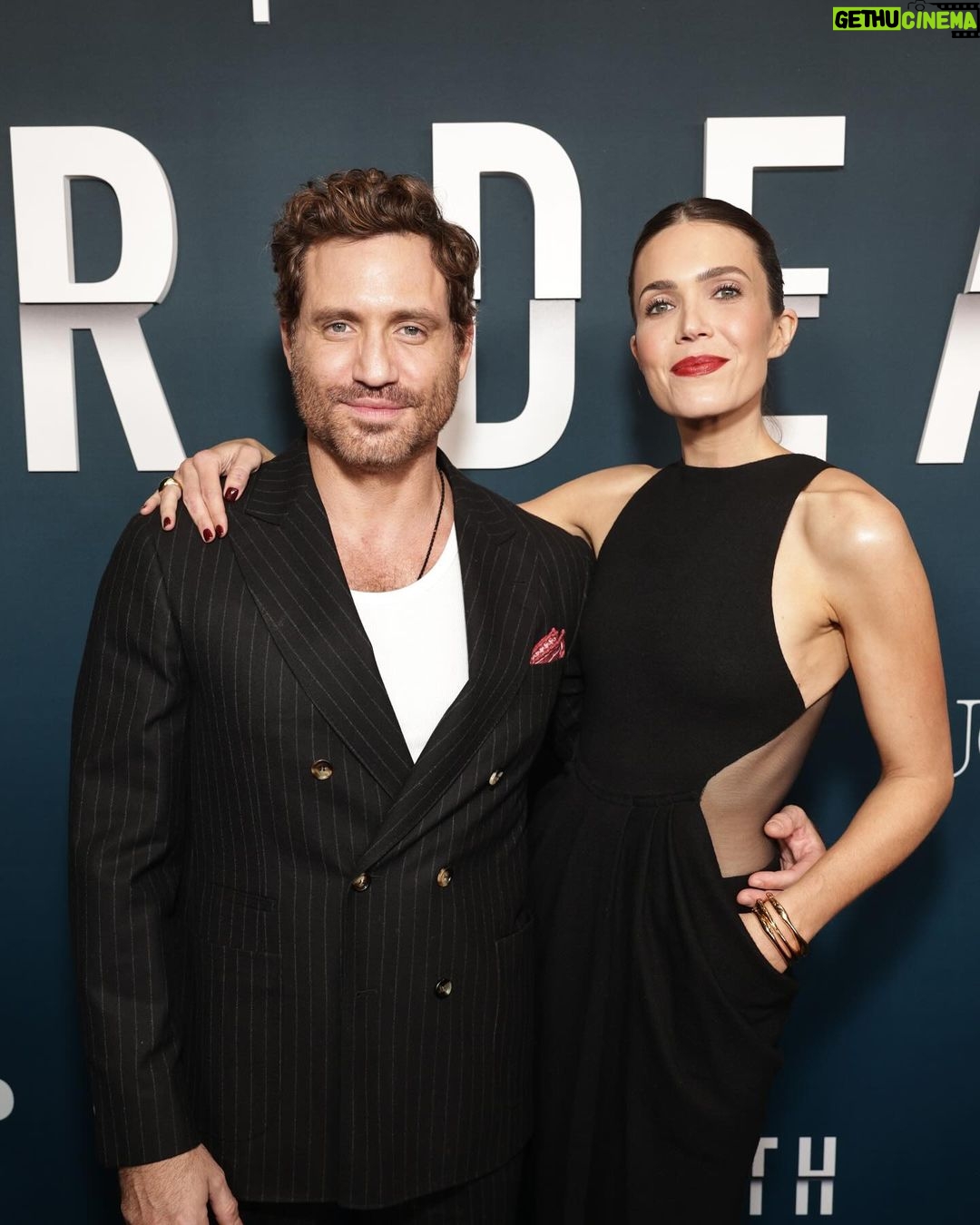 Mandy Moore Instagram - #DrDeath premiere with the incredible cast and crew who made it all possible. Can’t wait for it to be out in the world next week. 12/21 on @peacock.