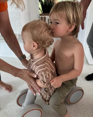 Mandy Moore Instagram - Turns out 1 is NOT the loneliest number when you have family like this to help you celebrate your birthday! And surprise, surprise- Ozzie LOVED @danielle_keene’s delicious (and adorable) chocolate and vanilla cake. Happy Bday, Ozzie!!