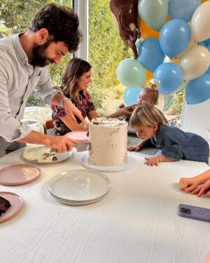 Mandy Moore Instagram - Turns out 1 is NOT the loneliest number when you have family like this to help you celebrate your birthday! And surprise, surprise- Ozzie LOVED @danielle_keene’s delicious (and adorable) chocolate and vanilla cake. Happy Bday, Ozzie!!