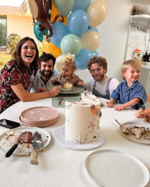 Mandy Moore Instagram - Turns out 1 is NOT the loneliest number when you have family like this to help you celebrate your birthday! And surprise, surprise- Ozzie LOVED @danielle_keene’s delicious (and adorable) chocolate and vanilla cake. Happy Bday, Ozzie!!