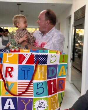 Mandy Moore Instagram - Turns out 1 is NOT the loneliest number when you have family like this to help you celebrate your birthday! And surprise, surprise- Ozzie LOVED @danielle_keene’s delicious (and adorable) chocolate and vanilla cake. Happy Bday, Ozzie!!