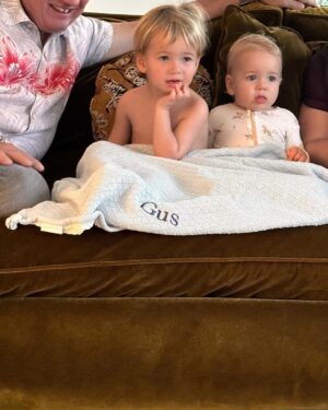 Mandy Moore Instagram - Turns out 1 is NOT the loneliest number when you have family like this to help you celebrate your birthday! And surprise, surprise- Ozzie LOVED @danielle_keene’s delicious (and adorable) chocolate and vanilla cake. Happy Bday, Ozzie!!