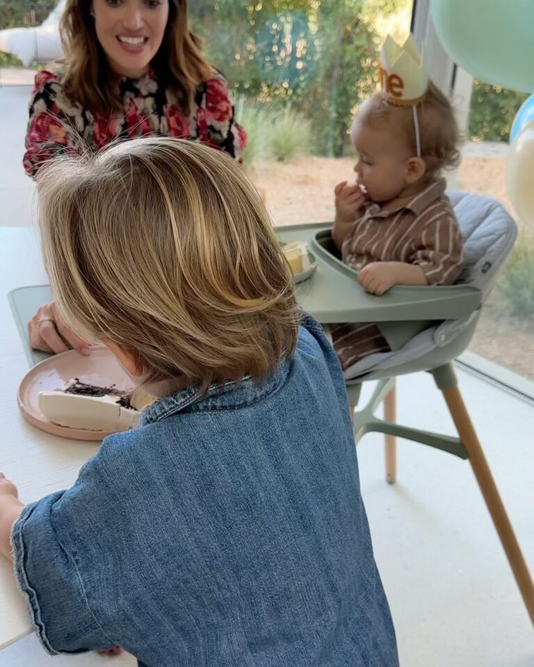 Mandy Moore Instagram - Turns out 1 is NOT the loneliest number when you have family like this to help you celebrate your birthday! And surprise, surprise- Ozzie LOVED @danielle_keene’s delicious (and adorable) chocolate and vanilla cake. Happy Bday, Ozzie!!