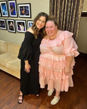 Mandy Moore Instagram - Cheers to this gorgeous birthday girl!! I adore you to the moon, @chrissymetz! Hope this lap around the sun is the best yet!! 🎂🎉🎁🥳🎈😘