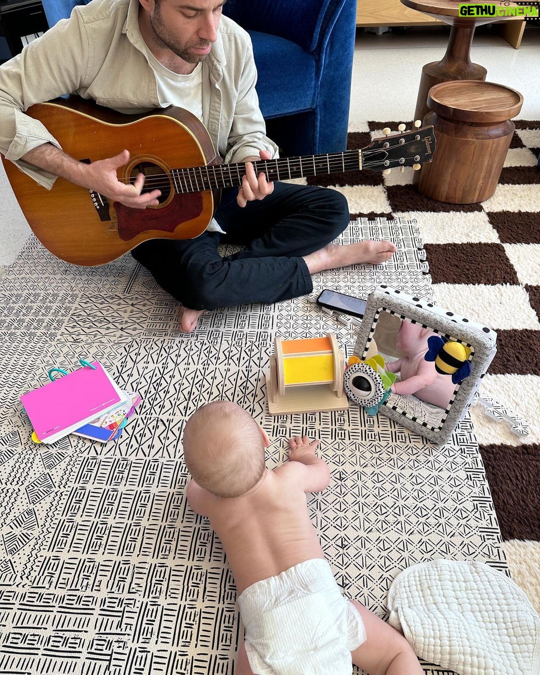 Mandy Moore Instagram - Dad playing some “Night Ride Home”- era @jonimitchell for Ozzie on a lazy Saturday afternoon.