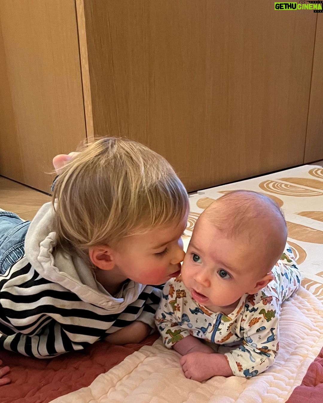 Mandy Moore Instagram - Happy weekend from these two buds 💕 #thisisgus #thisisoz