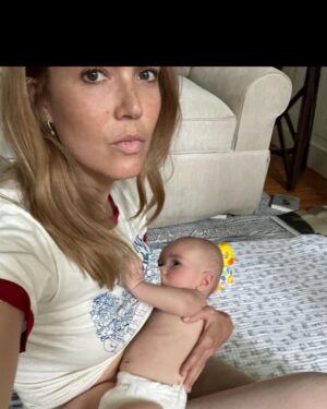 Mandy Moore Instagram - Stepping into the world of motherhood has been like entering the most expansive, mythical labyrinth- it’s felt simultaneously overwhelming and oddly familiar. It’s the job I’m proudest of and the most grateful for. Always. Hats off to all those who mother in any and every way and an extra squeeze to those who find this day difficult.  #HappyMother’sDay 💓💓💓💓