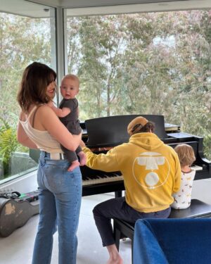 Mandy Moore Instagram - Stepping into the world of motherhood has been like entering the most expansive, mythical labyrinth- it’s felt simultaneously overwhelming and oddly familiar. It’s the job I’m proudest of and the most grateful for. Always. Hats off to all those who mother in any and every way and an extra squeeze to those who find this day difficult.  #HappyMother’sDay 💓💓💓💓