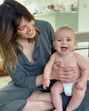 Mandy Moore Instagram - Stepping into the world of motherhood has been like entering the most expansive, mythical labyrinth- it’s felt simultaneously overwhelming and oddly familiar. It’s the job I’m proudest of and the most grateful for. Always. Hats off to all those who mother in any and every way and an extra squeeze to those who find this day difficult.  #HappyMother’sDay 💓💓💓💓