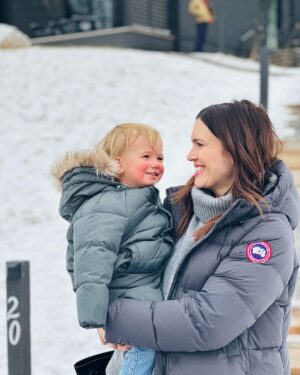 Mandy Moore Instagram - What a fun impromptu weekend at @inness_ny where Gus got to experience both snow AND bacon for the first time. Poor Ozzie is still stuck on the 🥛 diet. 🥓 ❄️