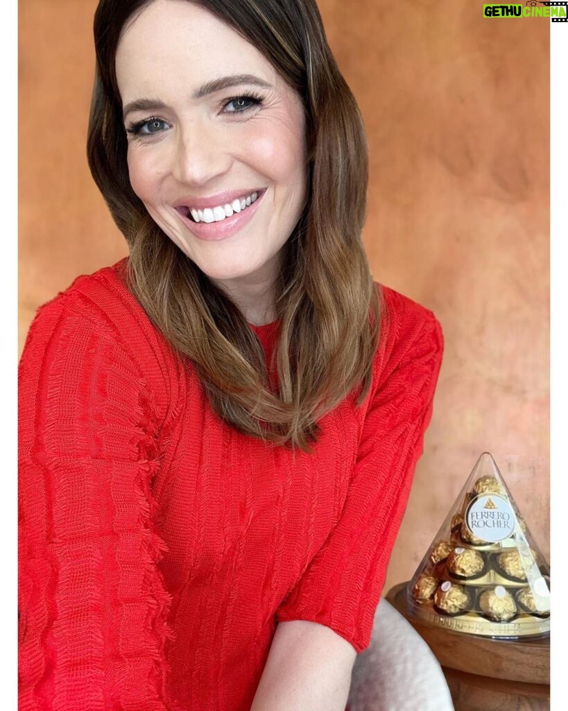 Mandy Moore Instagram - I love making the holidays golden for my loved ones. Give a Golden Greeting to someone special this year and you can win a personalized video from me and a box of Ferrero Rocher to enjoy. 💛Visit the link in my bio to get started! #Ad #FerreroRocherGiveaway #GiveAGoldenGreeting #holiday #holidayseason #lovedones #celebration #family #holidaygreetings #holidaygifts