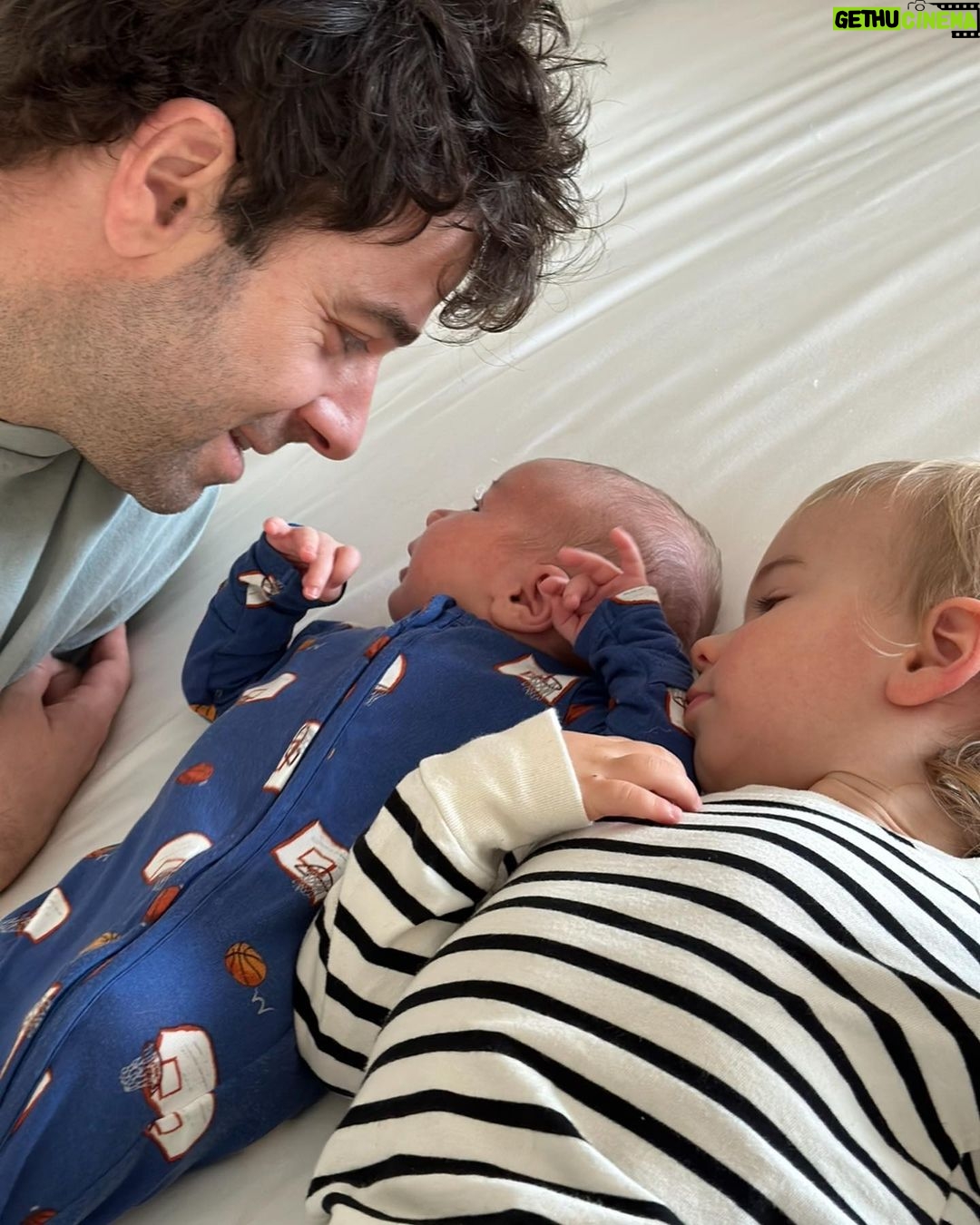 Mandy Moore Instagram - Thankful doesn’t even begin to cover it. Not sure what I did to deserve these 3 (and so many other wonderful parts of life) but I try to live in the gratitude every day. Wishing you and yours a celebration of love and good food today. Xo