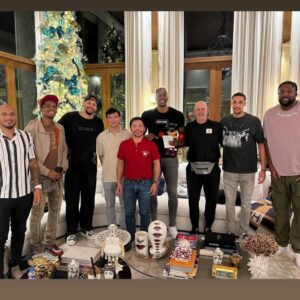 Manny Pacquiao Instagram - Above The Rim! Beyond the boxing ring 🏀🥊 Right here in the Philippines 🇵🇭 Pushing positivity & world peace🙌🏾 Making Smiles happen globally 🗺️This is what it’s about!There is no better feeling than coming together to talk about making things better for people all around the world. Superman 🏀 X Pac-Man 🥊 shoutout to the Filipino Legend @mannypacquiao - - - - #nba #basketball #boxing #legend Phillipines