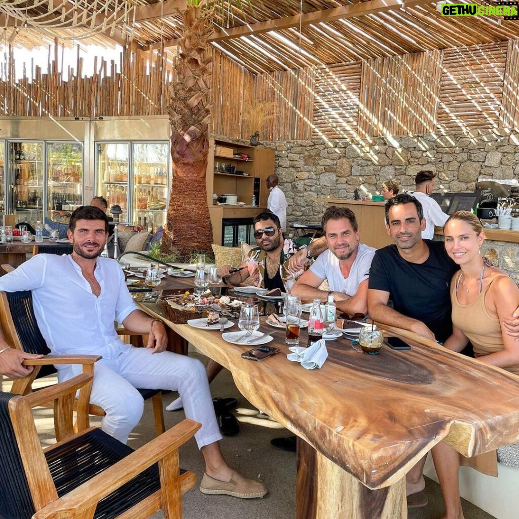 Manos Gavras Instagram - Reunion mode.. #reunion #friends #santannaxrosebeach #santannamykonos #summer2021 #mykonos #greece SantAnna Mykonos