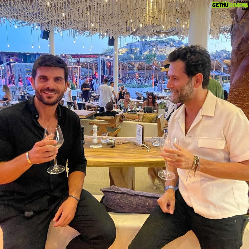 Manos Gavras Instagram - Reunion with the man in mykonos.. #guygerber #santannaxrosebeach #mykonos #summer2021 SantAnna Mykonos