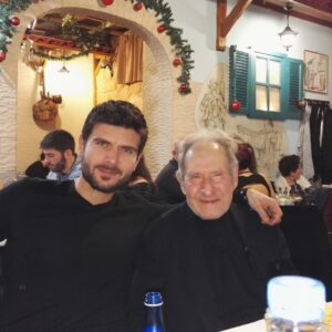 Manos Gavras Instagram - Πάντα σου φώναζα «τελείωνε ρε μπαμπά» όταν ήθελα να μπω στο μπάνιο για να ετοιμαστώ γιατί είχες εμμονή με την καθαριότητα και όποτε έμπαινες αργούσες να βγεις. Μακάρι να σε είχα ακόμα κοντά μου κι ας μην έβγαινες ποτέ. Ας πλενόμουν έξω στην αυλή  στο κρύο με το λάστιχο. Φτάνει μόνο να ήξερα ότι είσαι ακόμα εκεί μέσα να καθαρίζεις το σώμα σου για να γίνει όσο καθαρή ήταν και η ψυχή σου. Από μικρό παιδί όπου κι αν βρισκόμουν στην Κρήτη θυμάμαι τον κόσμο να μου λέει «Του Αντώνη είσαι μπρε ο μικιός; Να ξέρεις ότι καλύτερος άνθρωπος από τον πατέρα σου δεν υπάρχει.» . Το ίδιο μου έλεγαν και χθες την ώρα που σε αποχαιρετούσα. Είμαι ακόμα ο μικιός σου αλλά χθες έγινα άνδρας για πρώτη φορά. Χθες μου κόπηκε ο ομφάλιος λώρος για πρώτη φορά και τώρα αιωρούμενος ψάχνω να βρω προς ποια κατεύθυνση βρίσκεται το μπροστά . Σε λατρεύω πατέρα μου. Θα μου λείπεις όσο υπάρχω ακόμα στον κόσμο αυτό. Θα προσέχω τη μητέρα μας που τόσο αγάπησες ώσπου να ανταμώσετε ξανά . 
Σε φιλώ γλυκά. 
Ο μικιός σου