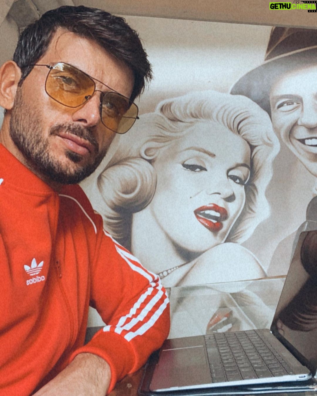 Manos Gavras Instagram - 💻 “with a little help from my friends” @niceneasy @niceneasygroup #quarantineworking #franksinatra #marilynmonroe Nice n easy
