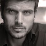 Manos Gavras Instagram - #eimasteoloimazi Είμαστε δίπλα στις γυναίκες και στους άντρες που θέλουν να μιλήσουν. Είμαστε εδώ με σεβασμό και αλληλεγγύη, με εσάς που ανεχτήκατε τέτοιες συμπεριφορές και υποφέρατε τόσο καιρό στην σιωπή. Ήρθε η ώρα να τελειώσουμε με όλα αυτά και να δημιουργήσουμε την κοινωνία που χρόνια τώρα μέσω της τέχνης οραματιζόμαστε. Μια κοινωνία ισότητας δικαιοσύνης σεβασμού και παιδείας. Μη φοβάστε! Είμαστε όλοι μαζί!!
