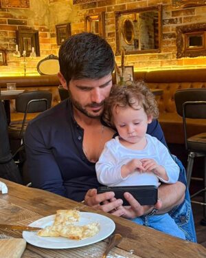 Manos Gavras Instagram - Sunday brunch with my gorgeous goddaughter Filippa❤️. Emotions words can't describe. #luckygodfather 
#sundaybruch #goddaughter #filippariana #october #athens