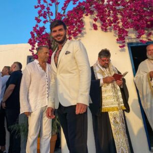 Manos Gavras Instagram - Υπόσχομαι να φανώ πραγματικά άξιος νονός για τα δυο υπέροχα κοριτσάκια που βαφτίσαμε απόψε. Σας αγαπώ από τα βάθη της ψυχής μου . Το  ίδιο και τους υπέροχους κουμπάρους μου. Να μας ζήσουν !!! #tanimanidakia #πρωτηφορανονος #godfather #baptism #mykonos #september2022 #filippariana