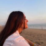 Mansi Taxak Instagram - Currently……….breathing 🔆 📸- @dhir_95 @timestalent #timestalent #timestalentdeal #sunset #sunsetandbeach #explorepage✨ #explore #instagood #instadaily #trendingnow #trending #lovelivelaugh Mumbai, Maharashtra