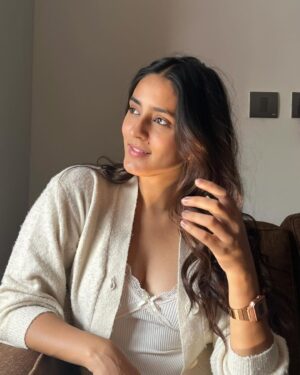 Mansi Taxak Instagram - Life seems magical in golden hour✨

📸- @vaishalitaxak_24 
#instagood #instadaily #instagram #explorar #explorepage #explore #trending #trendingreels