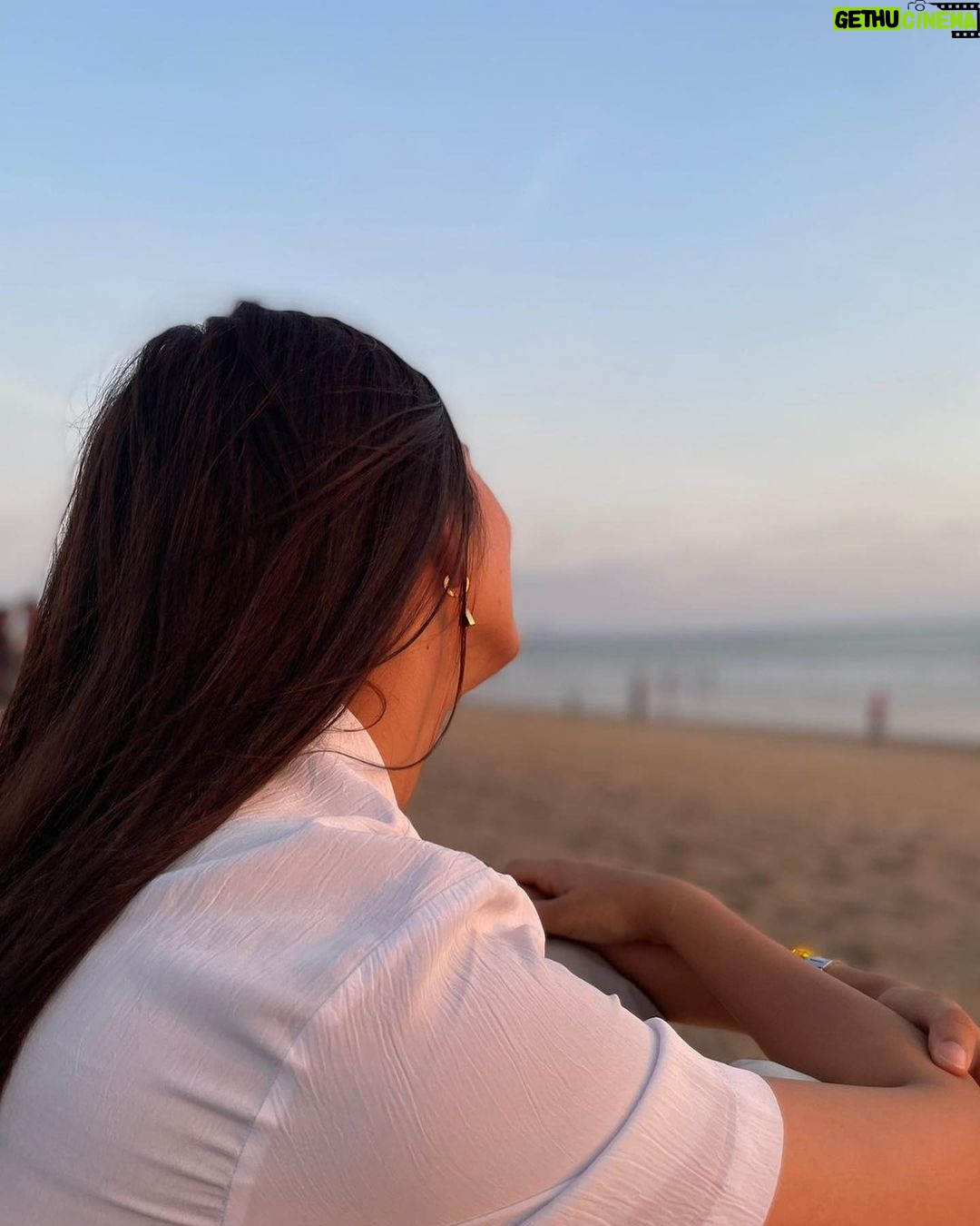 Mansi Taxak Instagram - Currently……….breathing 🔆 📸- @dhir_95 @timestalent #timestalent #timestalentdeal #sunset #sunsetandbeach #explorepage✨ #explore #instagood #instadaily #trendingnow #trending #lovelivelaugh Mumbai, Maharashtra