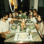 Manu Gavassi Instagram - Era apenas uma noite pra papear e cozinhar pratos bonitos em casa com gente amada e acabou que o ano acabou! Que loucura é a vida, não? E que nesse ano ela seja deliciosa como essa noite 🤍🌷