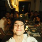 Manu Gavassi Instagram - Era apenas uma noite pra papear e cozinhar pratos bonitos em casa com gente amada e acabou que o ano acabou! Que loucura é a vida, não? E que nesse ano ela seja deliciosa como essa noite 🤍🌷