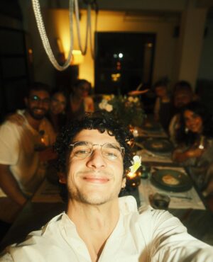 Manu Gavassi Instagram - Era apenas uma noite pra papear e cozinhar pratos bonitos em casa com gente amada e acabou que o ano acabou! Que loucura é a vida, não? E que nesse ano ela seja deliciosa como essa noite 🤍🌷