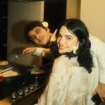 Manu Gavassi Instagram - Era apenas uma noite pra papear e cozinhar pratos bonitos em casa com gente amada e acabou que o ano acabou! Que loucura é a vida, não? E que nesse ano ela seja deliciosa como essa noite 🤍🌷