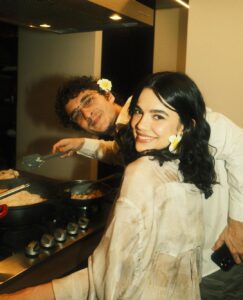Manu Gavassi Instagram - Era apenas uma noite pra papear e cozinhar pratos bonitos em casa com gente amada e acabou que o ano acabou! Que loucura é a vida, não? E que nesse ano ela seja deliciosa como essa noite 🤍🌷
