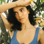 Manu Gavassi Instagram - Publi de férias dessa vez é em casinha, com meu protetor favorito e fotos tiradas pelo namorado! Por aqui eu já entrei no ritmo do verão com o meu Neutrogena Sun Fresh que garante uma pele protegida, hidratada e super sequinha #RitmoDoVerãoNeutrogena @neutrogenabr 🌼💙