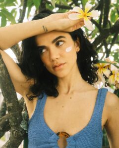 Manu Gavassi Instagram - Publi de férias dessa vez é em casinha, com meu protetor favorito e fotos tiradas pelo namorado! Por aqui eu já entrei no ritmo do verão com o meu Neutrogena Sun Fresh que garante uma pele protegida, hidratada e super sequinha #RitmoDoVerãoNeutrogena @neutrogenabr 🌼💙