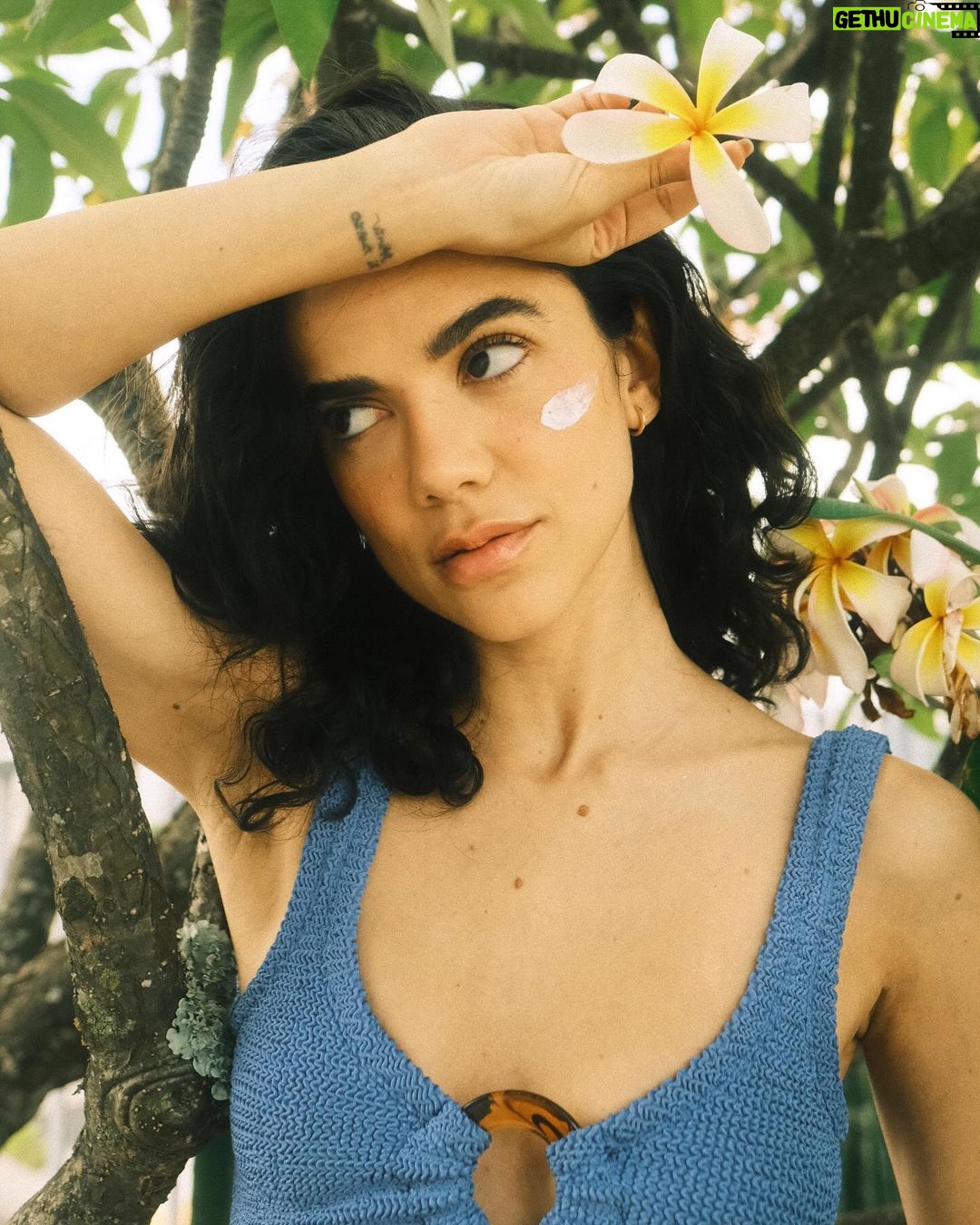 Manu Gavassi Instagram - Publi de férias dessa vez é em casinha, com meu protetor favorito e fotos tiradas pelo namorado! Por aqui eu já entrei no ritmo do verão com o meu Neutrogena Sun Fresh que garante uma pele protegida, hidratada e super sequinha #RitmoDoVerãoNeutrogena @neutrogenabr 🌼💙