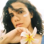 Manu Gavassi Instagram - Publi de férias dessa vez é em casinha, com meu protetor favorito e fotos tiradas pelo namorado! Por aqui eu já entrei no ritmo do verão com o meu Neutrogena Sun Fresh que garante uma pele protegida, hidratada e super sequinha #RitmoDoVerãoNeutrogena @neutrogenabr 🌼💙