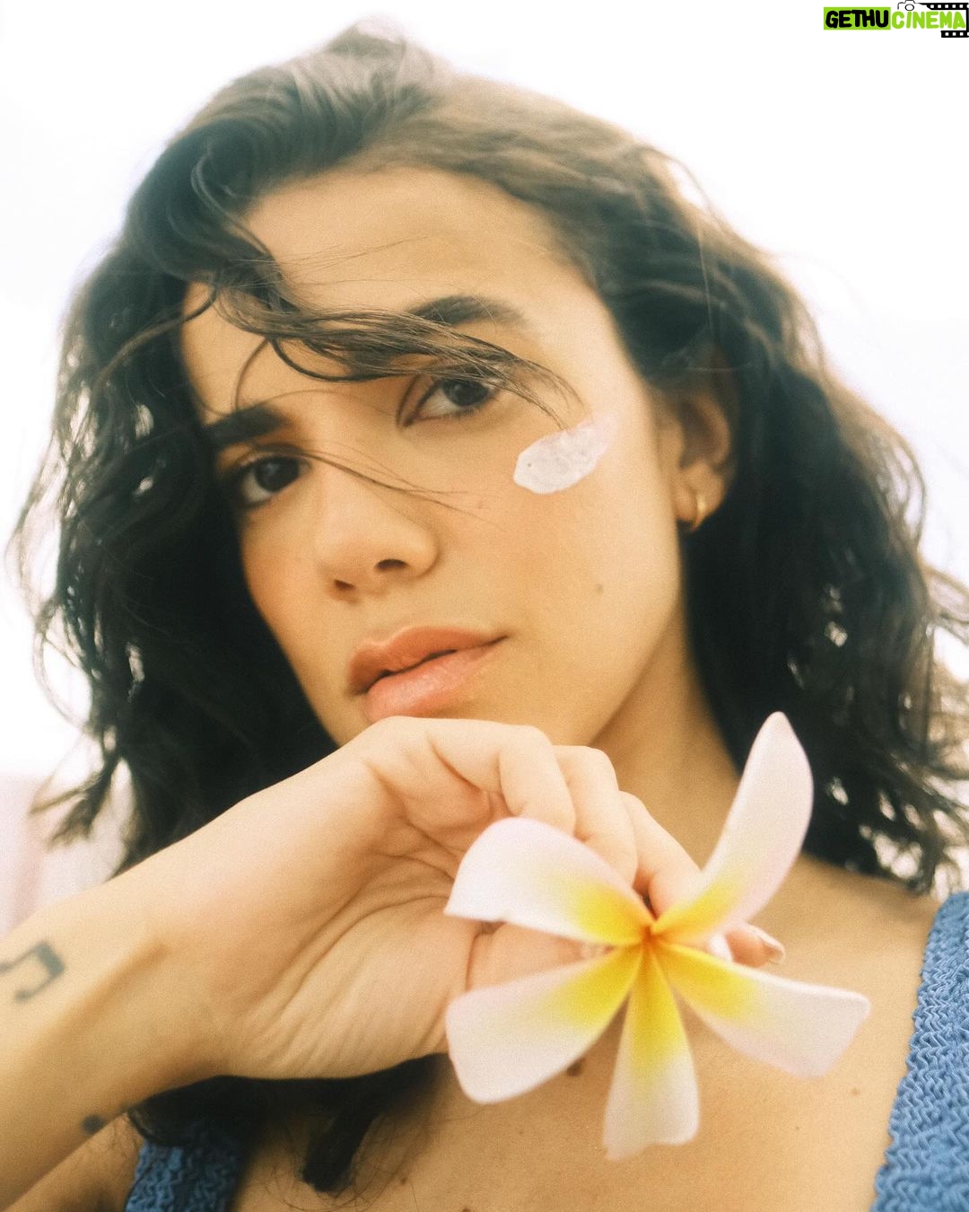 Manu Gavassi Instagram - Publi de férias dessa vez é em casinha, com meu protetor favorito e fotos tiradas pelo namorado! Por aqui eu já entrei no ritmo do verão com o meu Neutrogena Sun Fresh que garante uma pele protegida, hidratada e super sequinha #RitmoDoVerãoNeutrogena @neutrogenabr 🌼💙