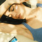 Manu Gavassi Instagram - Publi de férias dessa vez é em casinha, com meu protetor favorito e fotos tiradas pelo namorado! Por aqui eu já entrei no ritmo do verão com o meu Neutrogena Sun Fresh que garante uma pele protegida, hidratada e super sequinha #RitmoDoVerãoNeutrogena @neutrogenabr 🌼💙