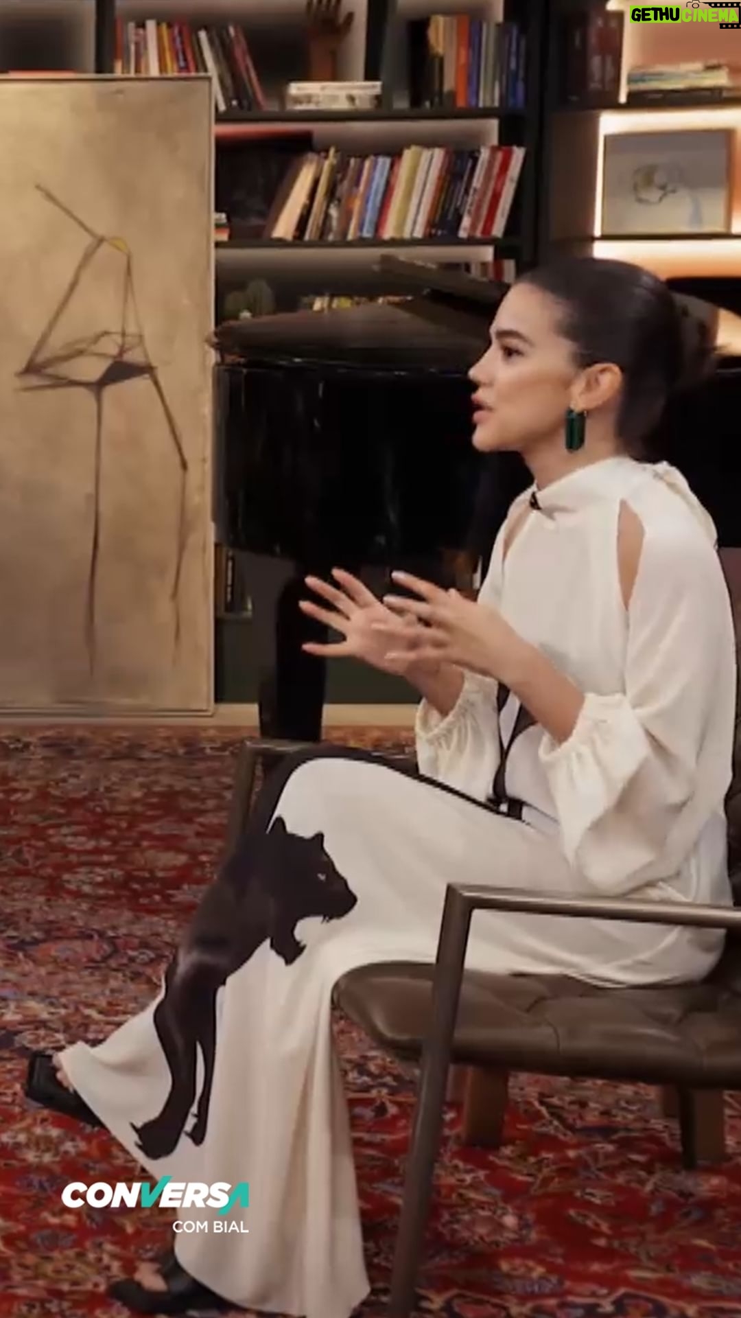 Manu Gavassi Instagram - @manugavassi impressionou o público com suas estratégias de marketing digital para os perfis na internet quando participou do BBB 20. Depois que saiu, ficou 9 meses ausente das redes. Hoje, ela participa do Conversa para contar de sua experiência e dar dicas de como usa as redes sociais de forma consciente. ▶ É após o Jornal da Globo e no @globoplay . Confira também o podcast do #ConversaComBial nas plataformas de áudio.
