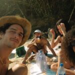 Manu Gavassi Instagram – Esse ano tenho aprendido a valorizar meu tempo e gastá-lo com sabedoria com quem me faz sentir eu mesma daquele jeito fácil. Sem esforço algum. Amo cada um de vocês e amo esse nosso encontro especial… 💫 (Foto de @allizao e @jullioreis no nosso refugio na @mira.casa)
