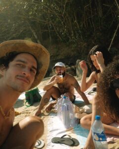 Manu Gavassi Instagram - Esse ano tenho aprendido a valorizar meu tempo e gastá-lo com sabedoria com quem me faz sentir eu mesma daquele jeito fácil. Sem esforço algum. Amo cada um de vocês e amo esse nosso encontro especial... 💫 (Foto de @allizao e @jullioreis no nosso refugio na @mira.casa)
