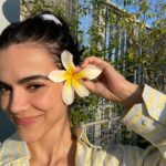 Manu Gavassi Instagram – Se expor de menos por aqui é uma benção e uma maldição. Uma benção porque deixa a vida mais leve e mais de verdade. Uma maldição porque sinto que gera margem pra percepção externa de que eu me importo de menos, quando eu sou do tipo que se importa demais. Com propósito, com as pessoas que contam comigo, com a luz, com a vida. 
Há dois meses eu olhei pra essa árvore aqui de casa e ela tava sem flores. Feia. Eu achava pelo menos. E há dois meses eu coloquei no papel o que seria meu próximo projeto. Há dois meses enquanto pensava nesse projeto, olhava essa árvore sem flores, eu lia uma página de um livro sobre criatividade. Uma que fala sobre natureza. Entender e respeitar a natureza, o tempo dela de florir. Ontem eu terminei esse projeto. Muito medo, ansiedade e incertezas mas o propósito sempre mais alto. Fazia tempo que não tinha tempo de subir e olhar a árvore. Ela tá toda florida. Assim como eu. Como esse meu projeto. O tempo das coisas é perfeito, mesmo quando a gente não entende ou quer desrespeita-lo, o nosso tempo de entendimento, de estudo, de realização, de se mostrar pro mundo, é igual a natureza. Que doido, né? Sigo rouca e com alergias no corpo (marcas do processo de quem se importa demais) mas sigo sendo eu, verdadeira com meus sonhos e minhas vontades. E sigo cada vez mais corajosa. 💛